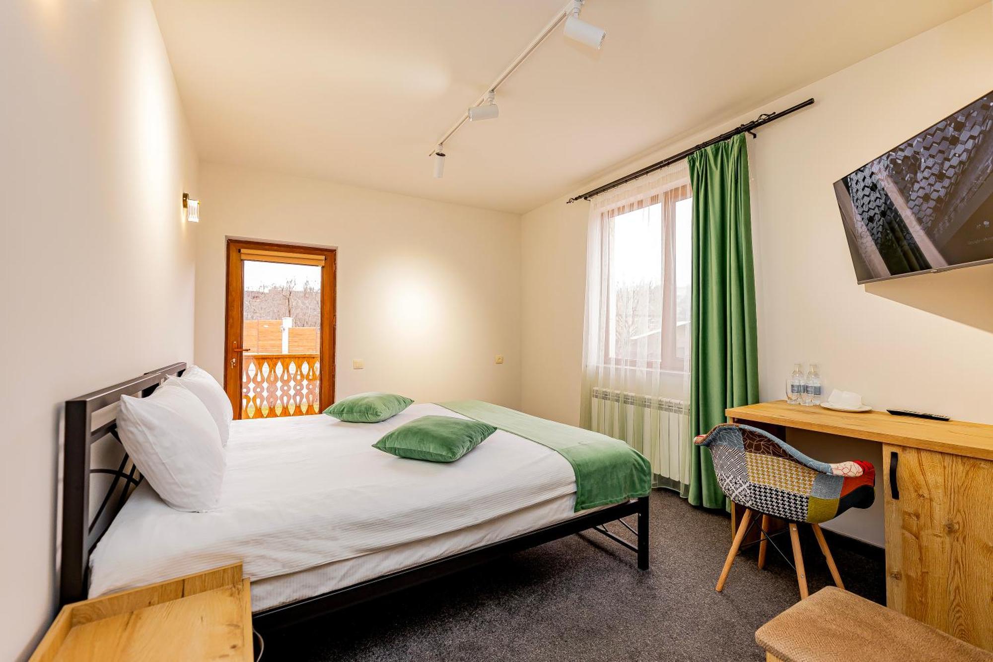 Taniqinn Dilijan Hotel エクステリア 写真