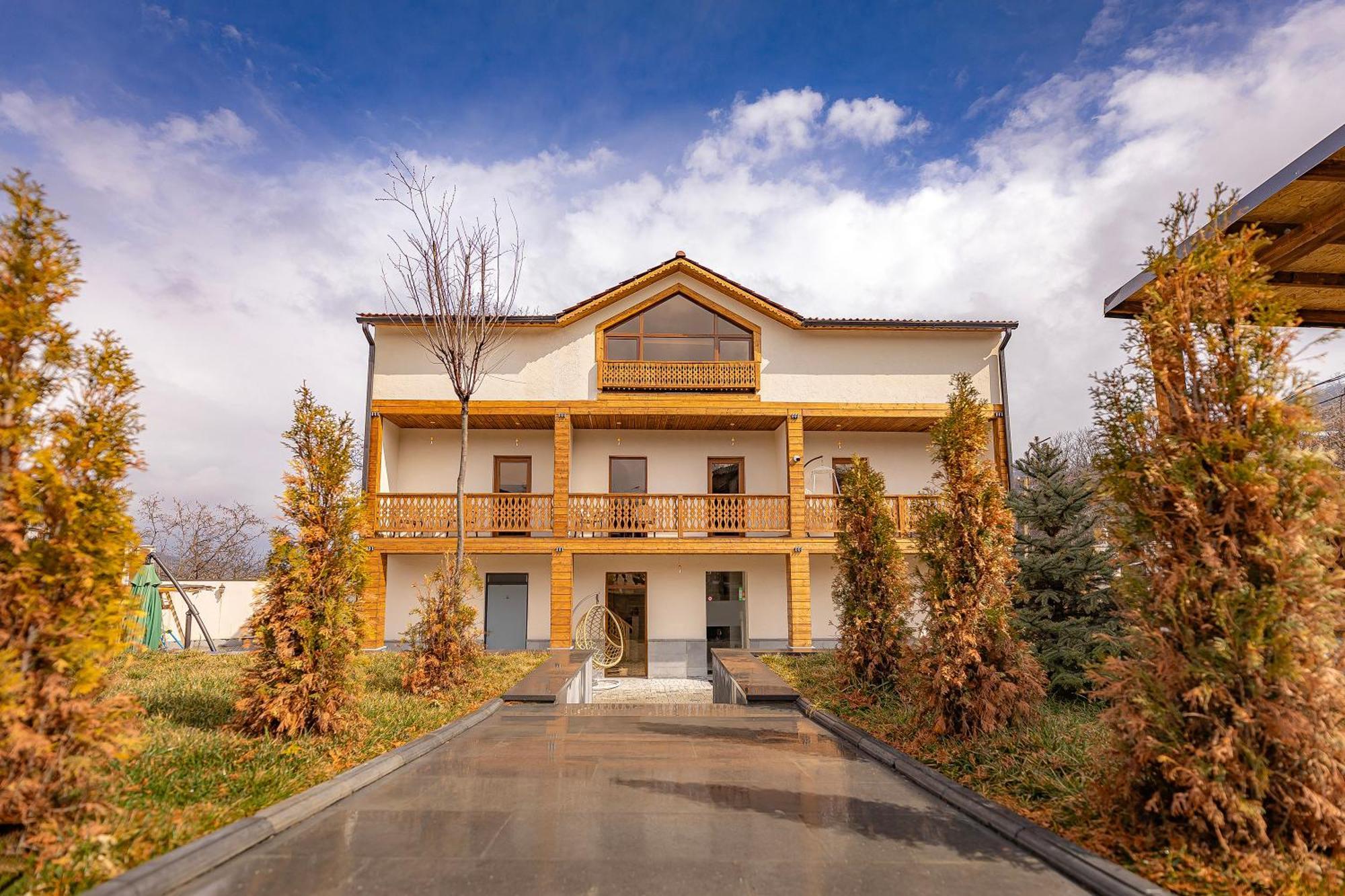 Taniqinn Dilijan Hotel エクステリア 写真